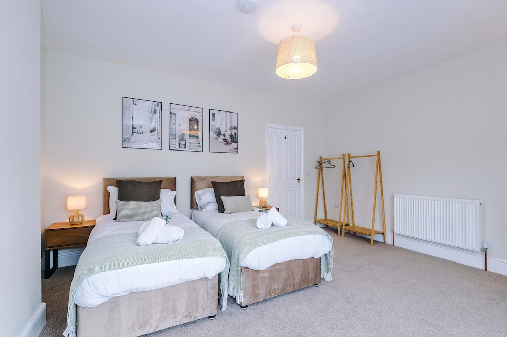 Spacious Home Ideal for Professionals Sleeps 8