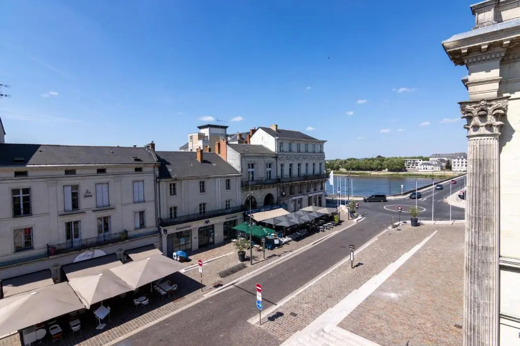 APPARTEMENT DUPLEX SAUMUR CENTRE, refait à neuf, à proximité du château