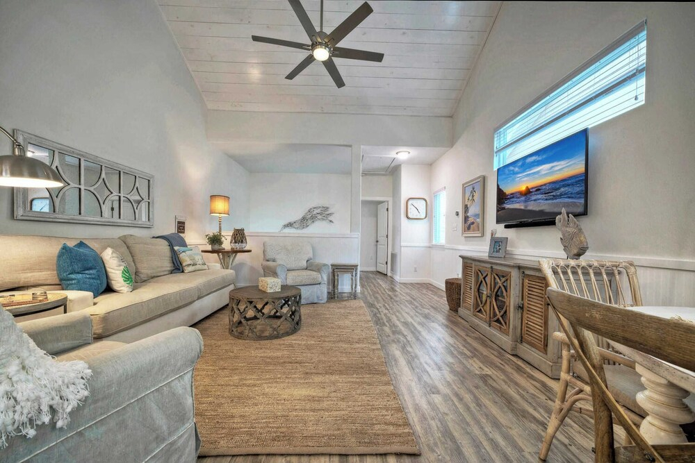 Sleeps 29, 3 Homes Beachside Resort Pool, Walk to the Beach