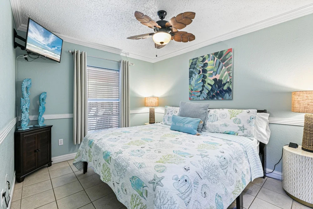 Beach Breeze 4 Bedroom Home by RedAwning