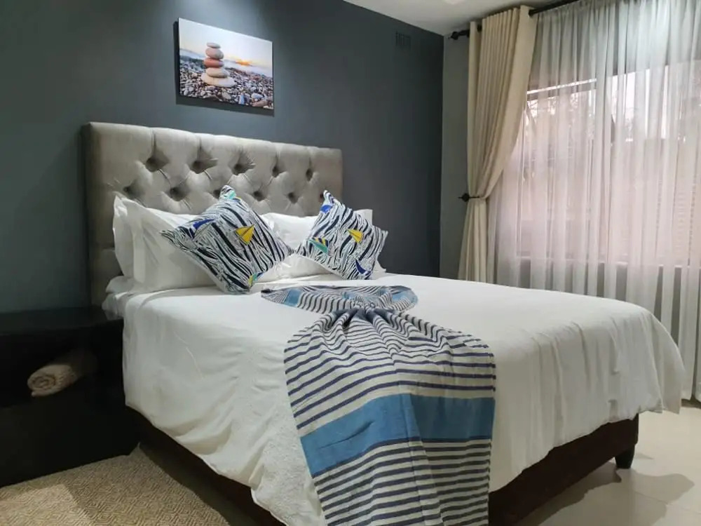Posh 3 bedroomed guesthouse in Hillside with pool - 2039