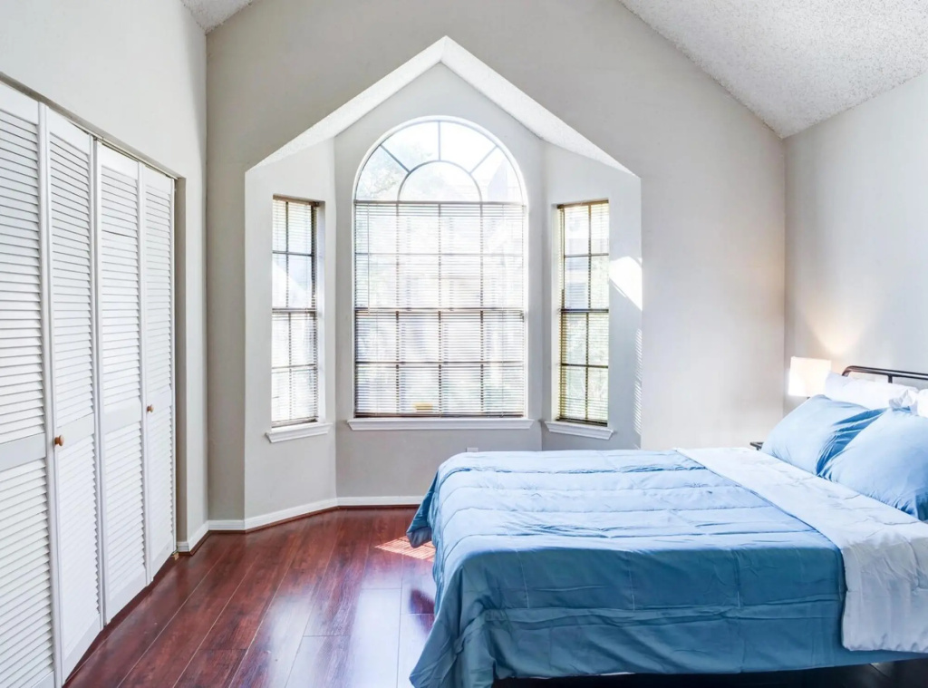 Lovely 2 BR, 1 ba condo near Medcenter