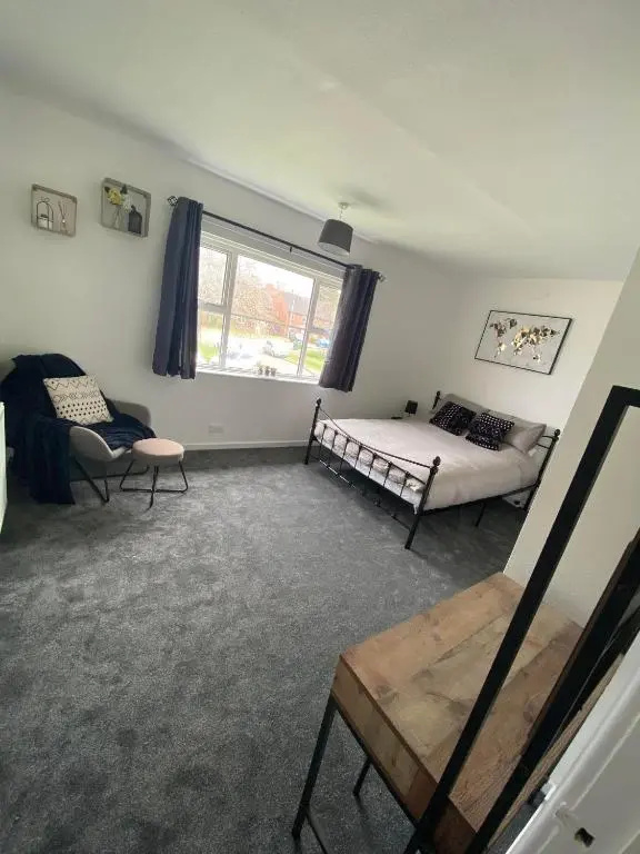 Spacious & Modern 3 Bed House