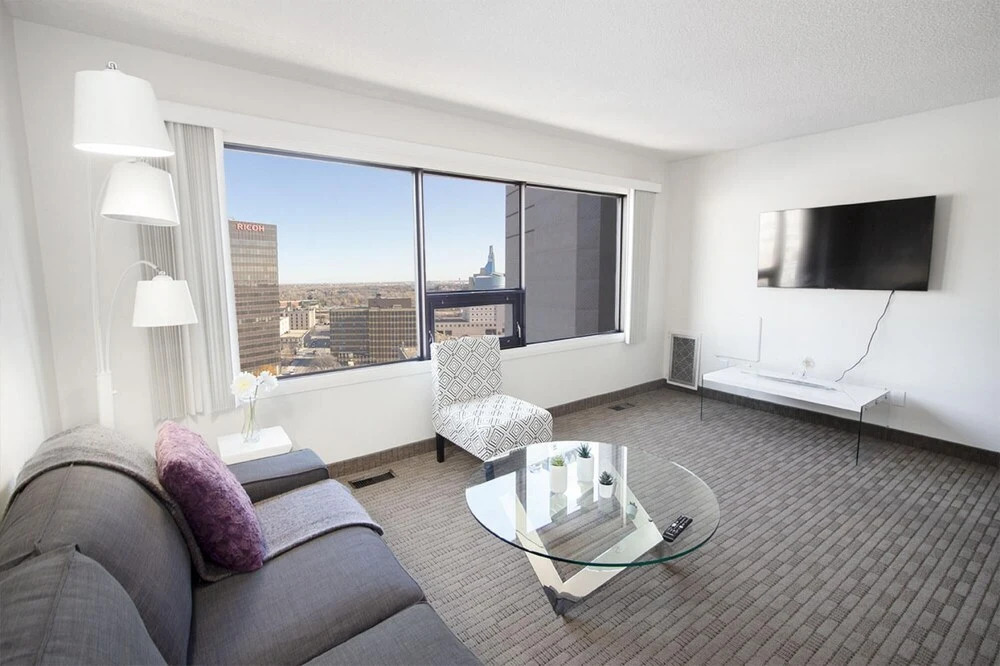 Modern Downtown One-bedroom Suite With Parking