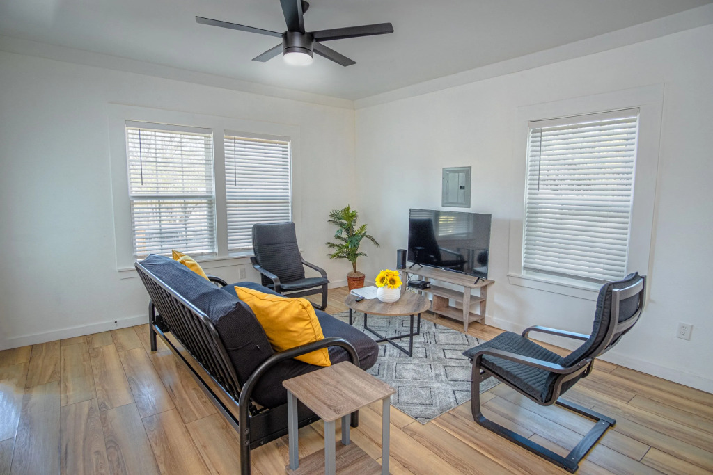 Cozy Remodeled 2br/1ba Near Downtown