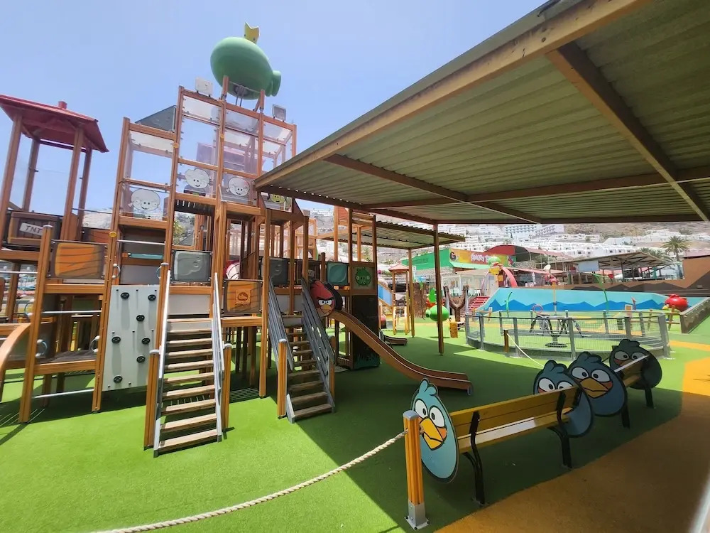 New Renovated Family Home Above Swimming Pool!