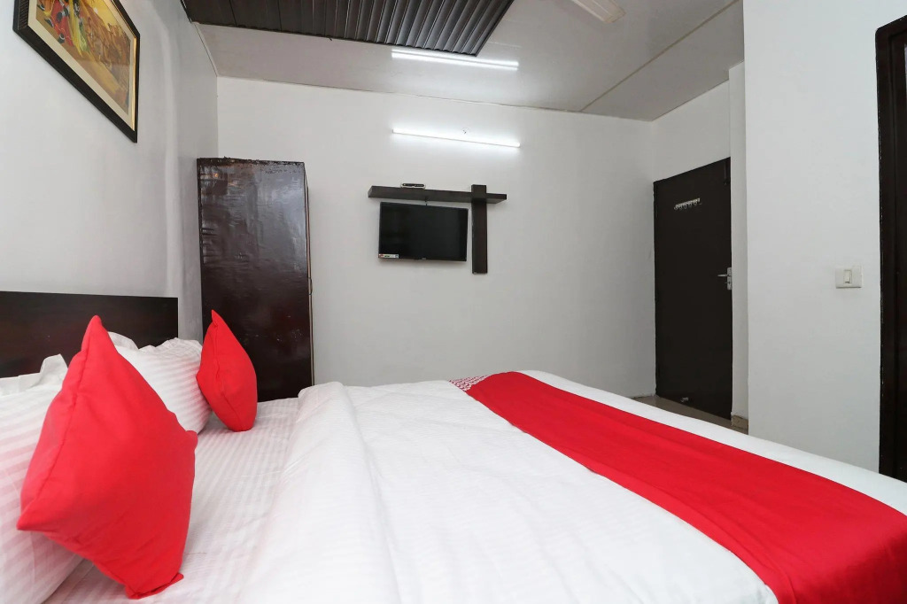 OYO 40425 Hotel Dazzle Inn