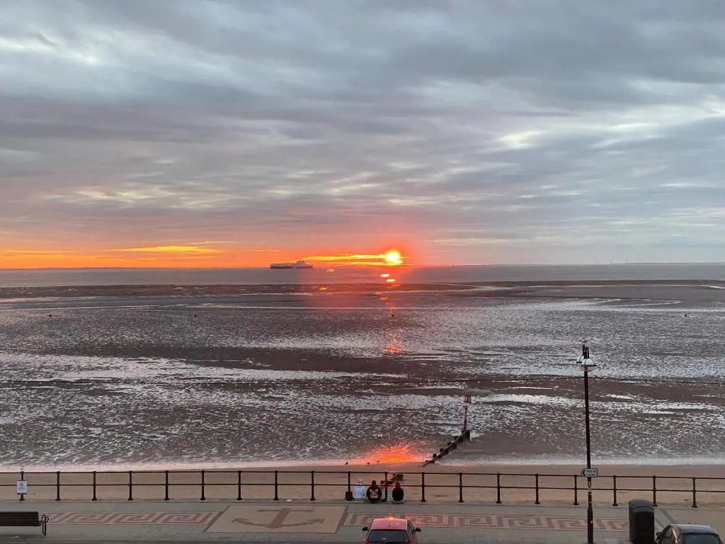 Eastcliffe Penthouse, 2 beds & bathrooms with parking