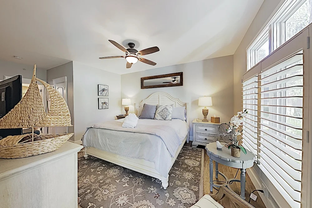 Polished Huntington Villa w/ Pool & Hot Tubs villa