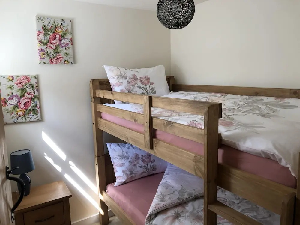 2Bed-sleeps 4-parking-superfast wifi