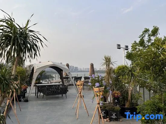 Nanning Leshell Waterside Hotel（Wanxiang City Fangte ASEAN God Painting Shop)