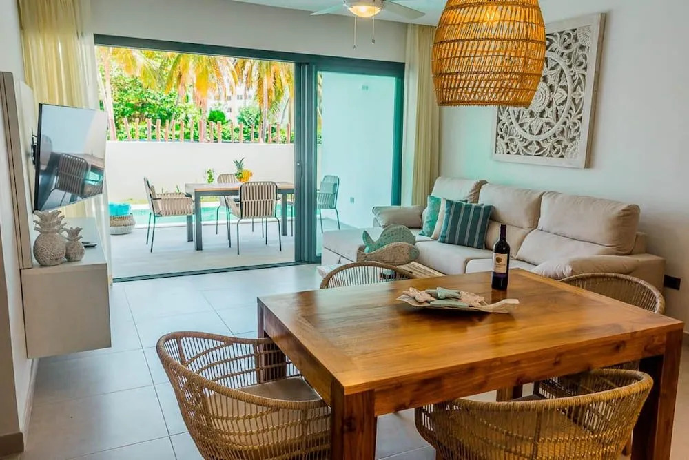 Modern Luxury Condo With Swimming Pool Only Steps Away From The Beach