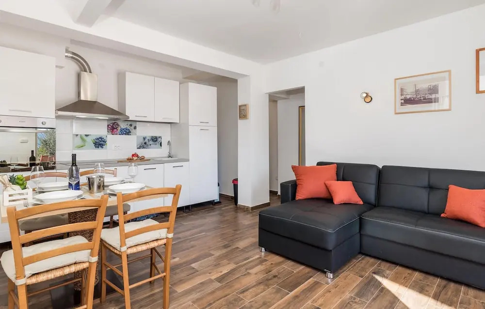 Amazing Apartment in Cres With 1 Bedrooms and Wifi