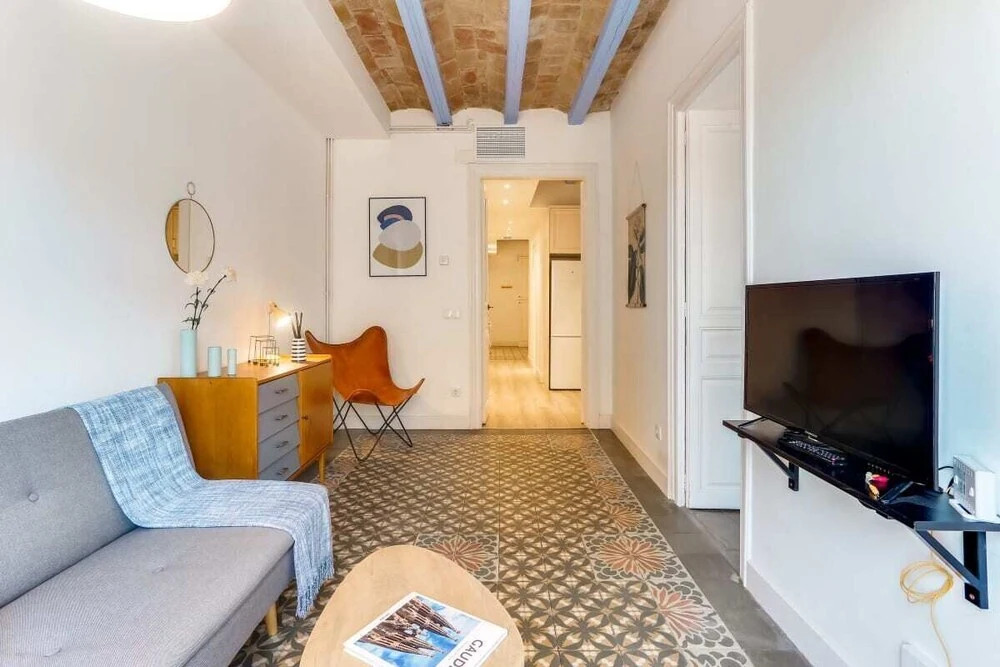 Bright 2 Bed Easily Connected to the Center