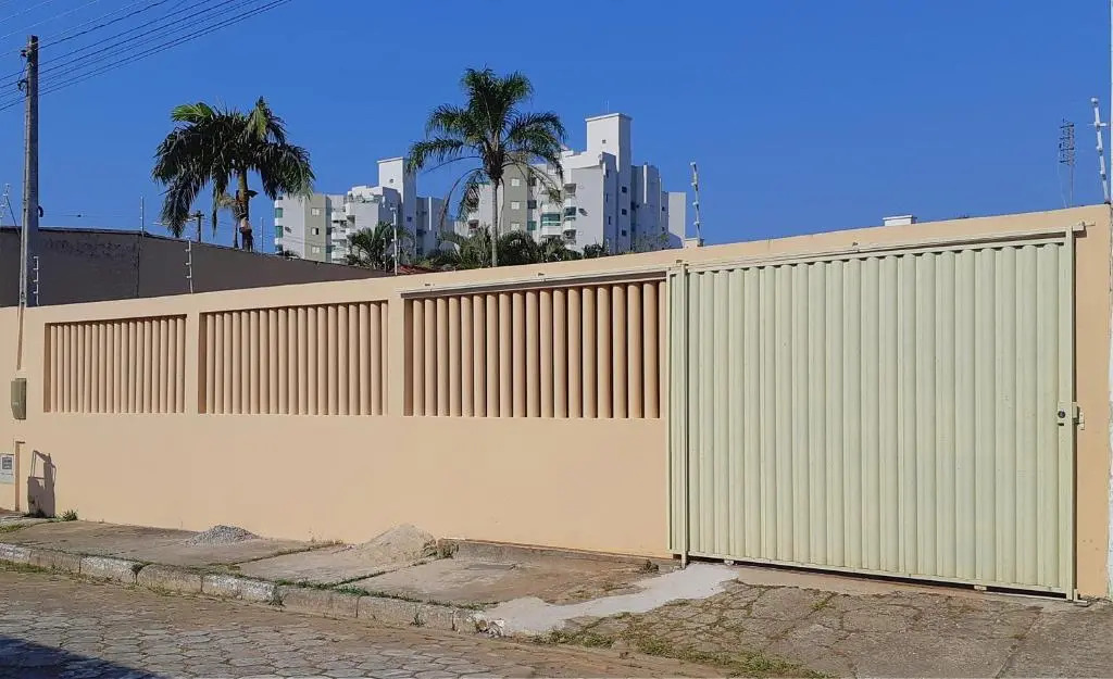 Aconchegante casa com piscina a 100m da praia