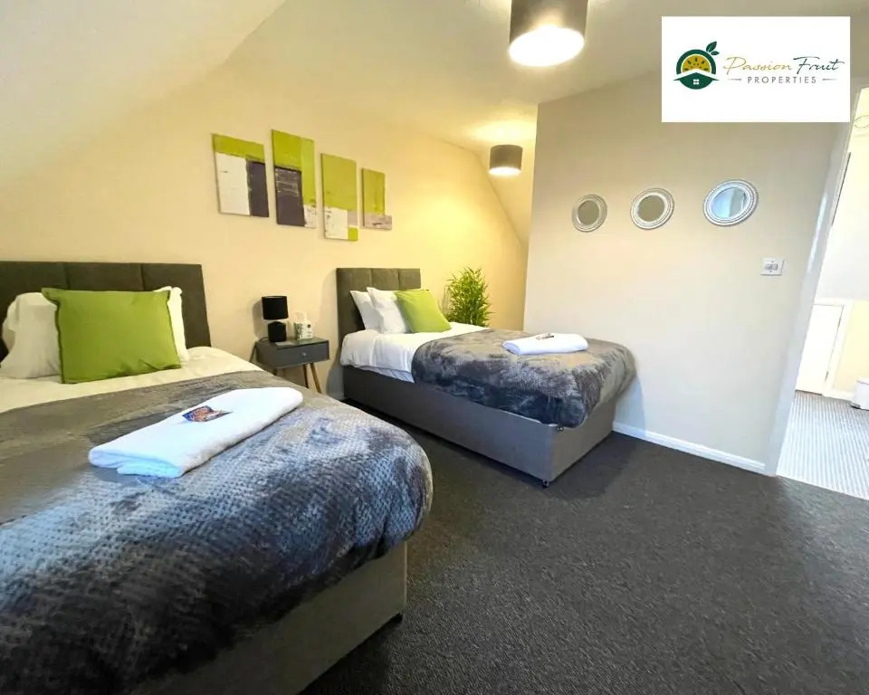 3 Bedroom 2 Bath House By Passionfruitproperties Close To Coventry City Centre - Free Wi-Fi, Driveway And Garden - 8RWC