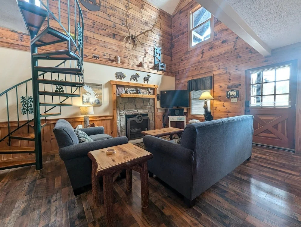 ER13 - Moose Manor Great location - Close to town! cabin