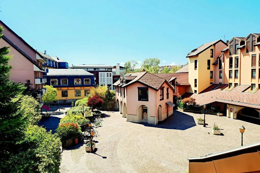 Nice 110m With Balcony In The Downtown