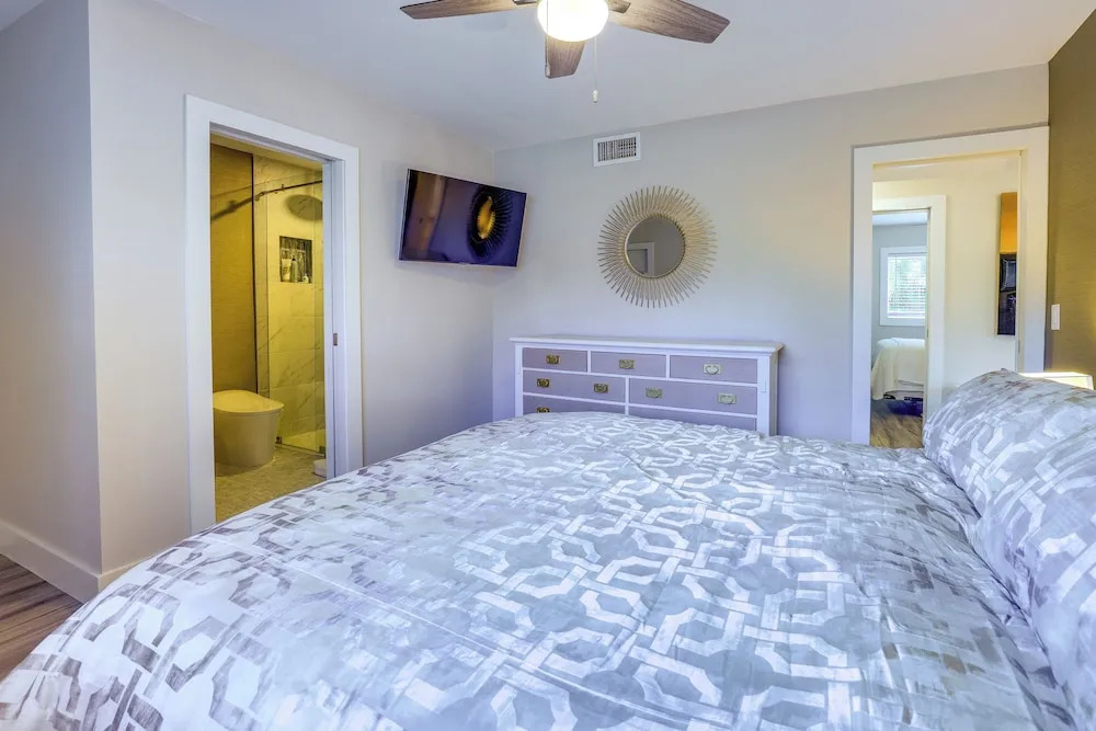 Upscale Condo - 2 Blocks to Riviera Beach!