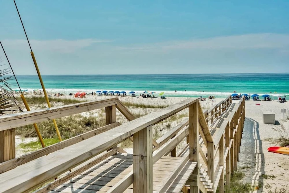Bright 3BR Townhome Gulf Views Steps to Beach