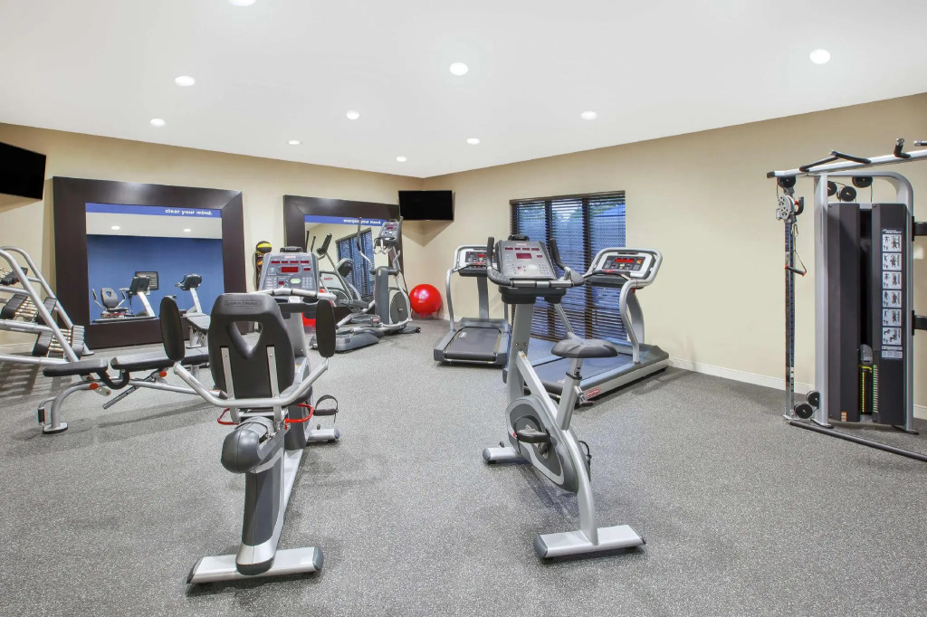 Hampton Inn & Suites Oakwood Village-Cleveland