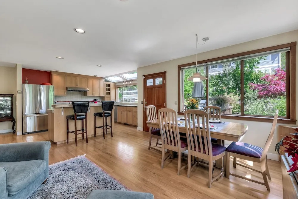 Lovely Laurelhurst - Music Room & Sunny Yard 3 Bedroom Home