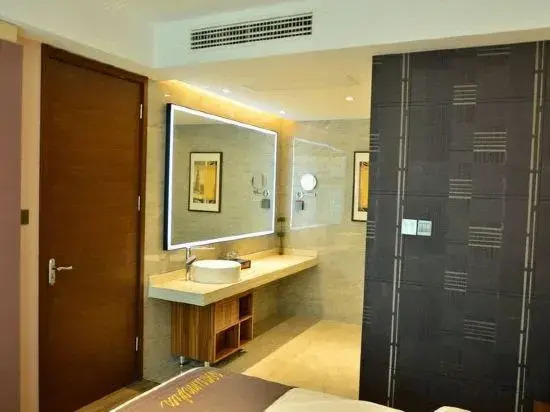 Homeinn Plus Hotel (Donghai Pedestrian Street Railway Station)