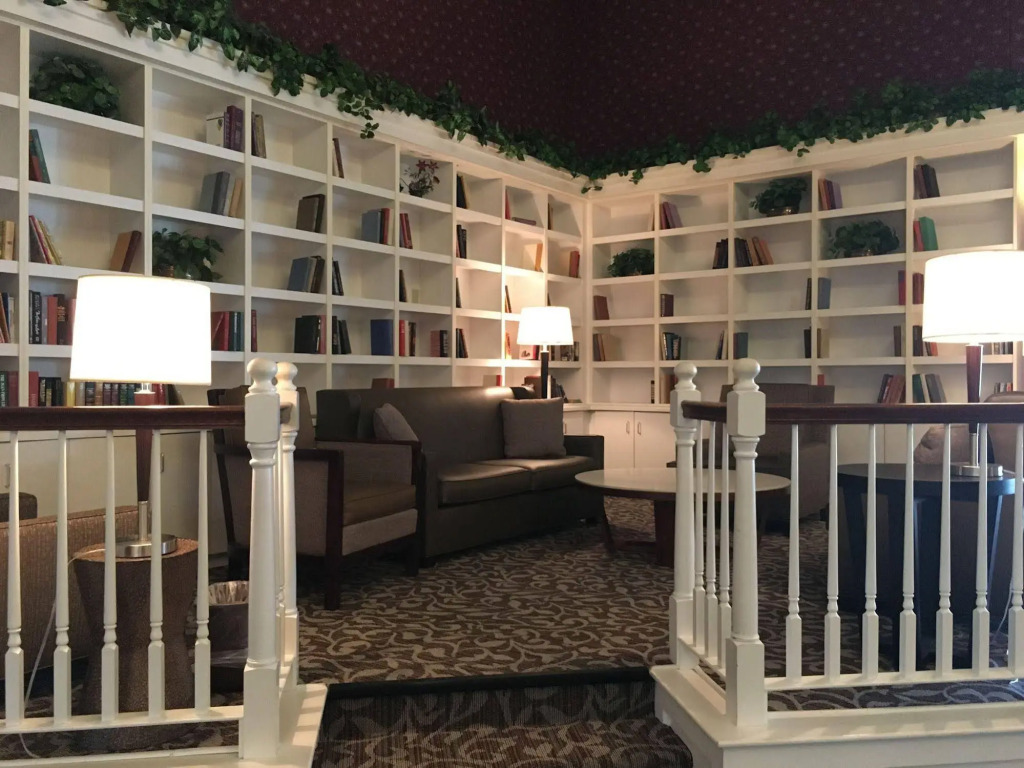 Grand Hinckley Inn