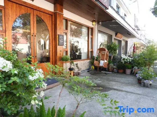 Lumen Shangshangqian Guesthouse Near Guoqing Temple