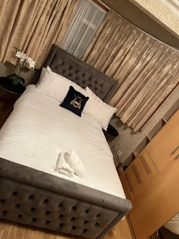 TJ Homes - Double room with Single Bed - 3 Min to Tube station - London