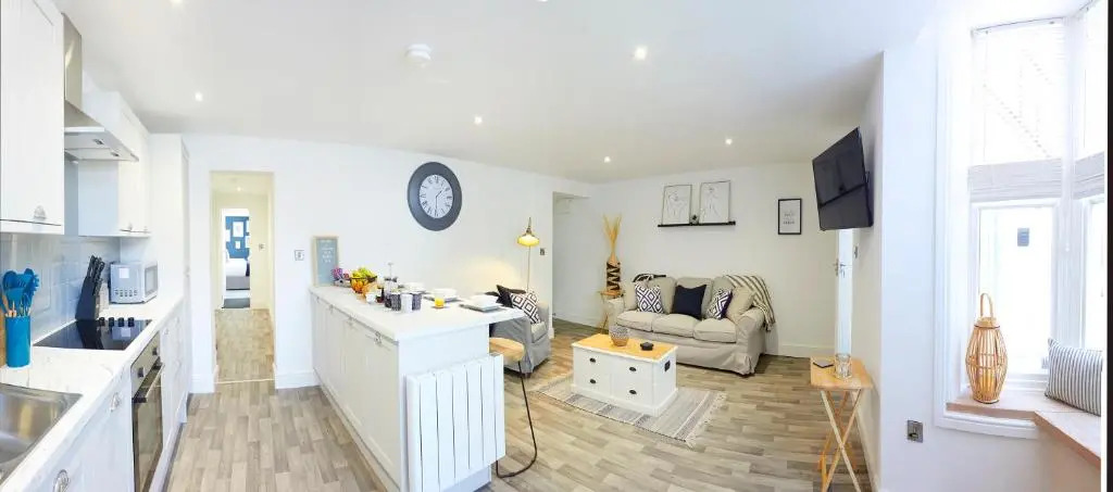 THE HIDEAWAY @ EMPIRE 39, town centre location, close to train station- Yorkshire Coast Holiday Lets.