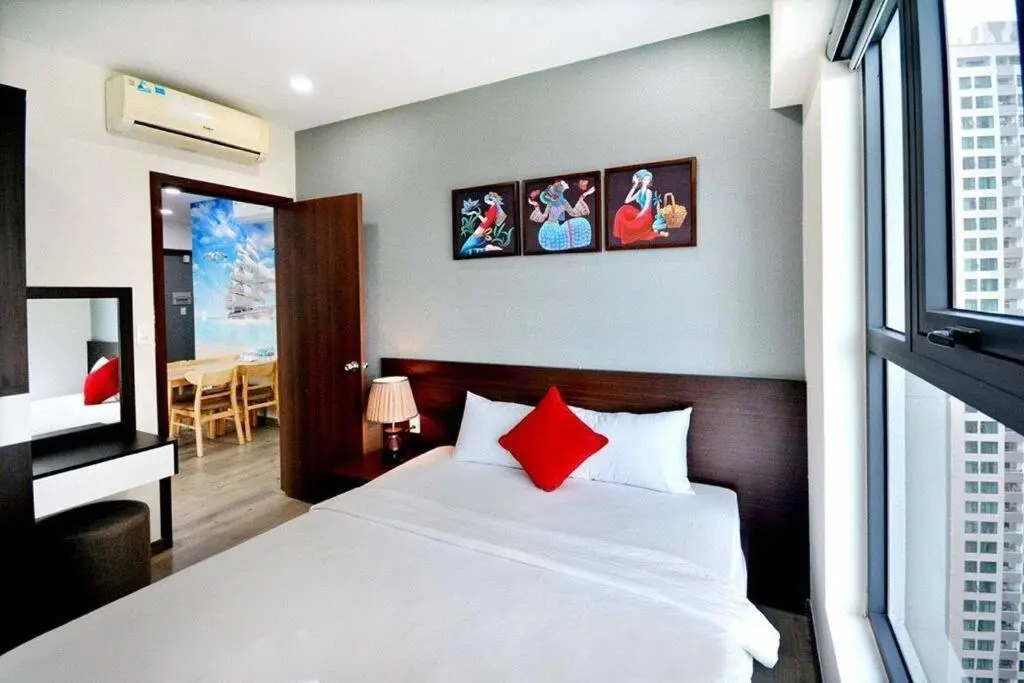 Lovely 3-bedroom condo, a minute walk to the beach