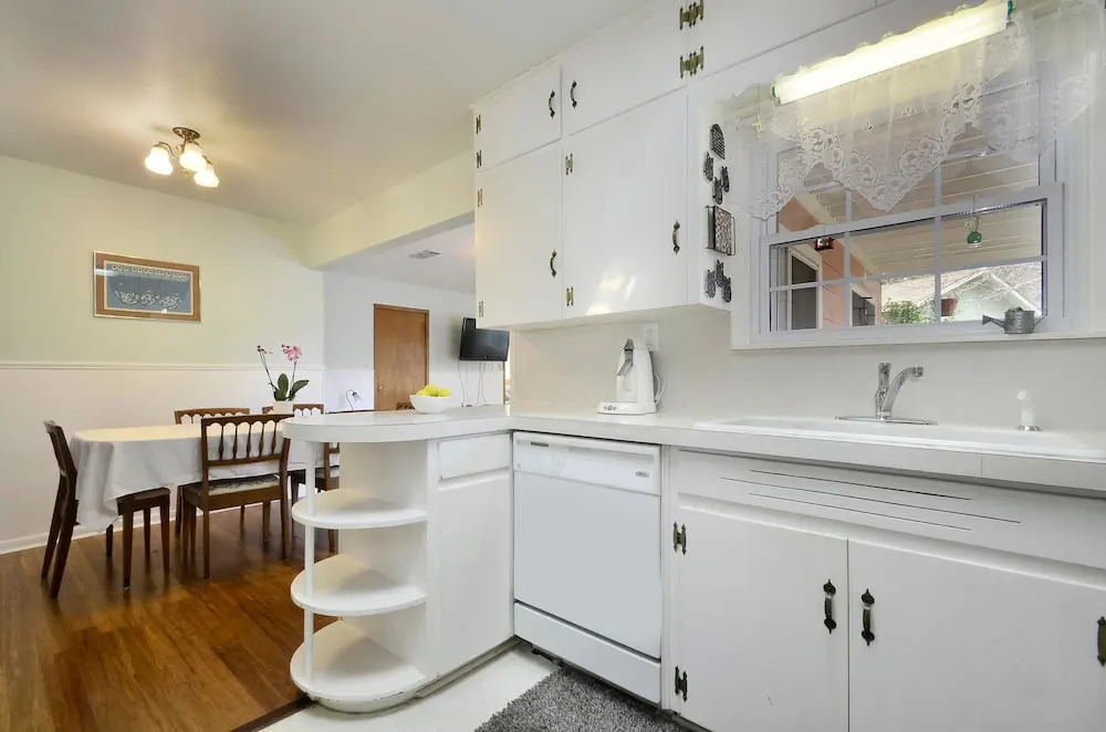 3BR 2BA Brentwood Home by RedAwning
