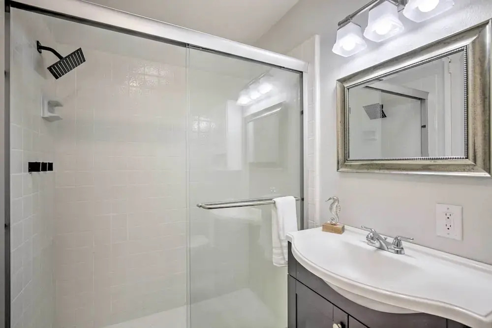 Charming Oceanside Condo w/ Beach & Pool Access!