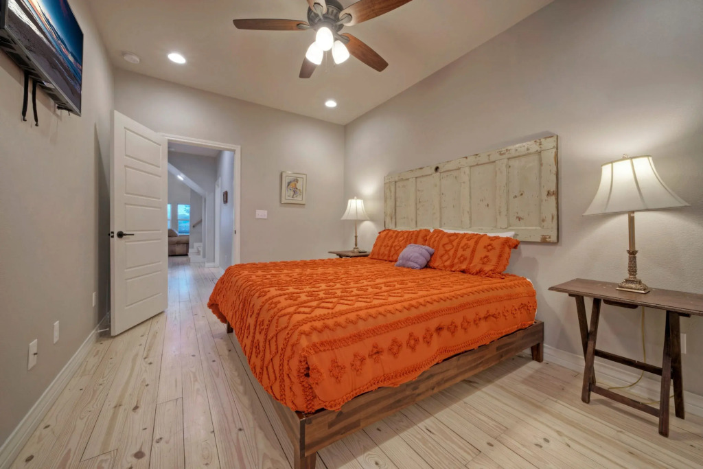 Cole's Cabin by Avantstay Coastal Retreat Pool Access, Balcony, Water Views + Mins to Beach