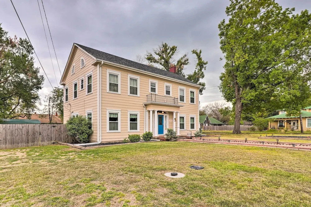 1920s Corsicana Home: Group Getaway Near Downtown!