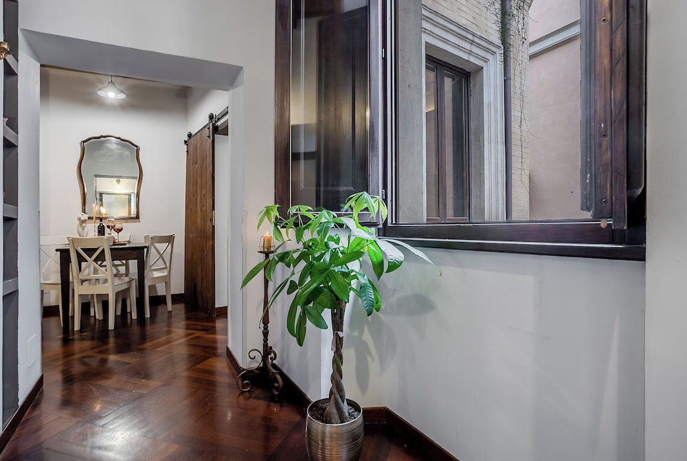 SJR Luxury Apartment Trevi Fountain