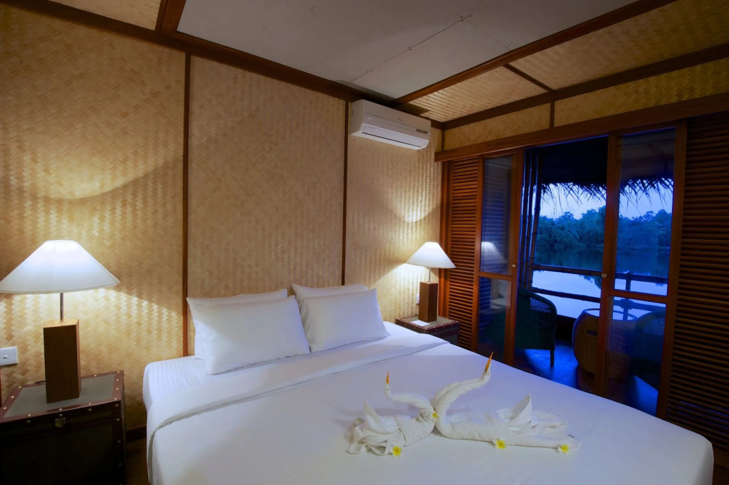Yathra Houseboat