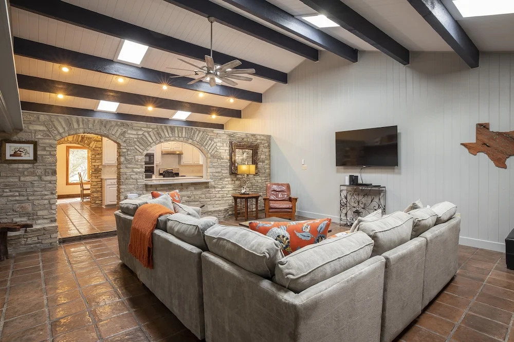 Deep Water On The Blanco + Guest House 5 Bedroom Home