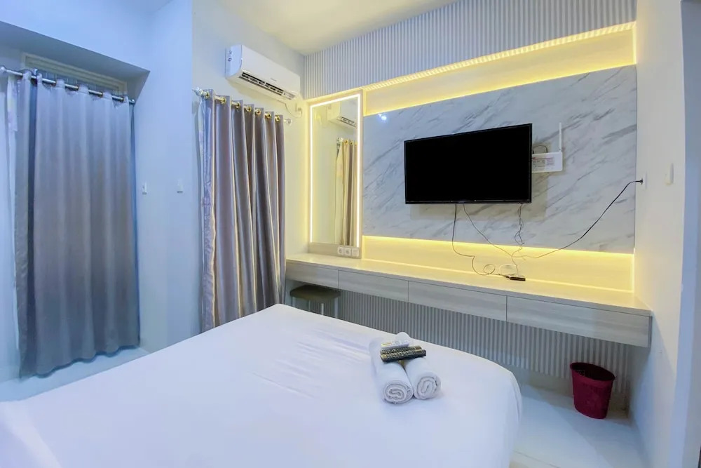 Nice and Cozy Studio at Amartha View Apartment By Travelio