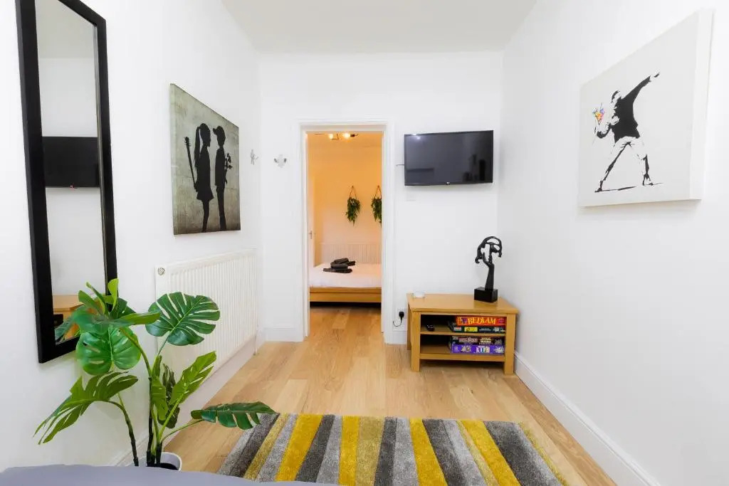 Stunning City Centre House With Hot Tub & Cinema Room