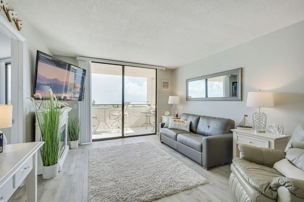 Gulf-view Balcony & Pool Access: Hudson Retreat
