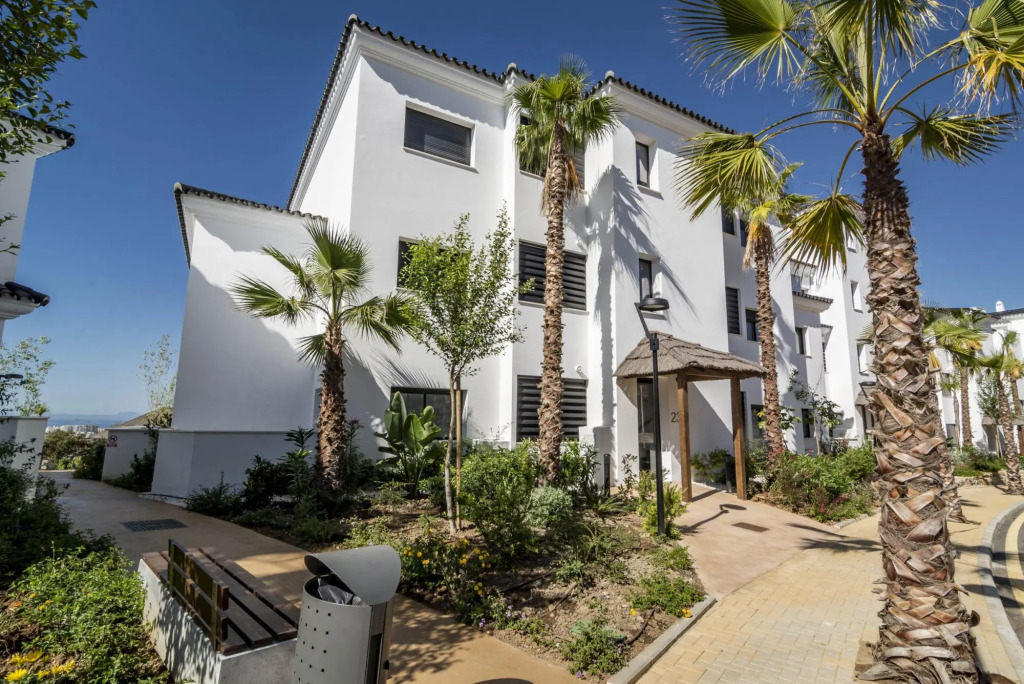 LAE23i- Apotel Estepona Hills by roomservices