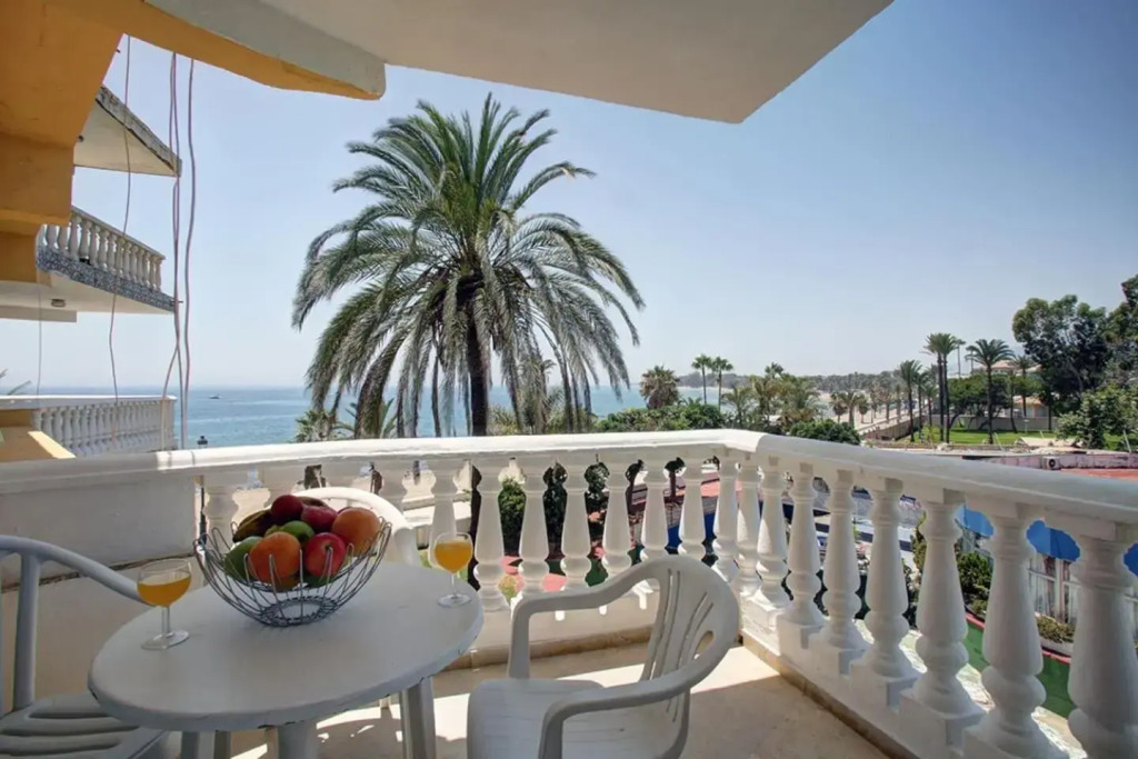 Lovely beachfront apartment Puerto Banus Marbella