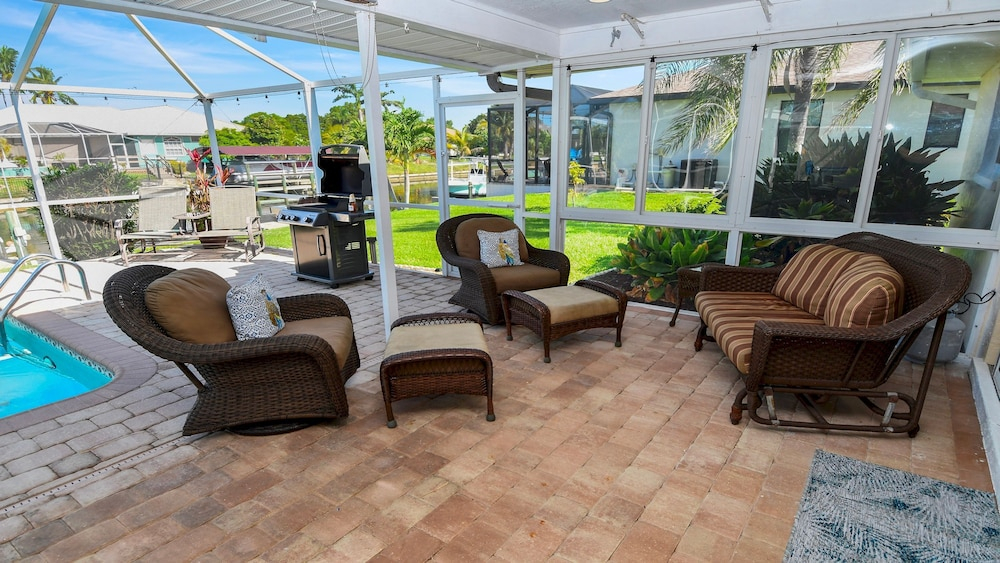 Just Chill Modern Canal Villa w Heated Pool
