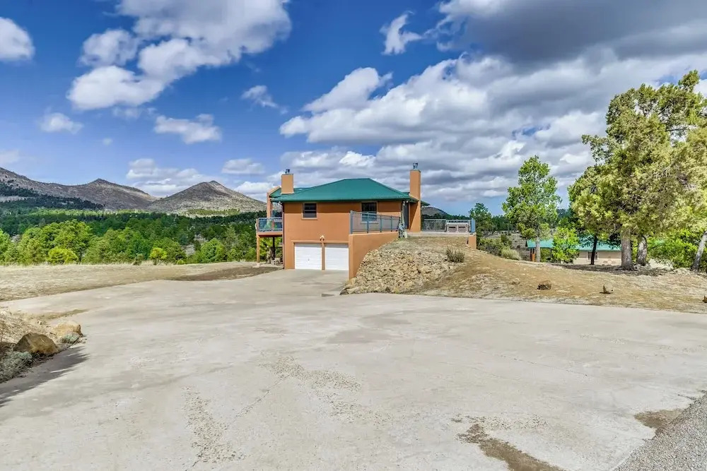 Scenic Alto Getaway w/ Mountain Views & Hot Tub!