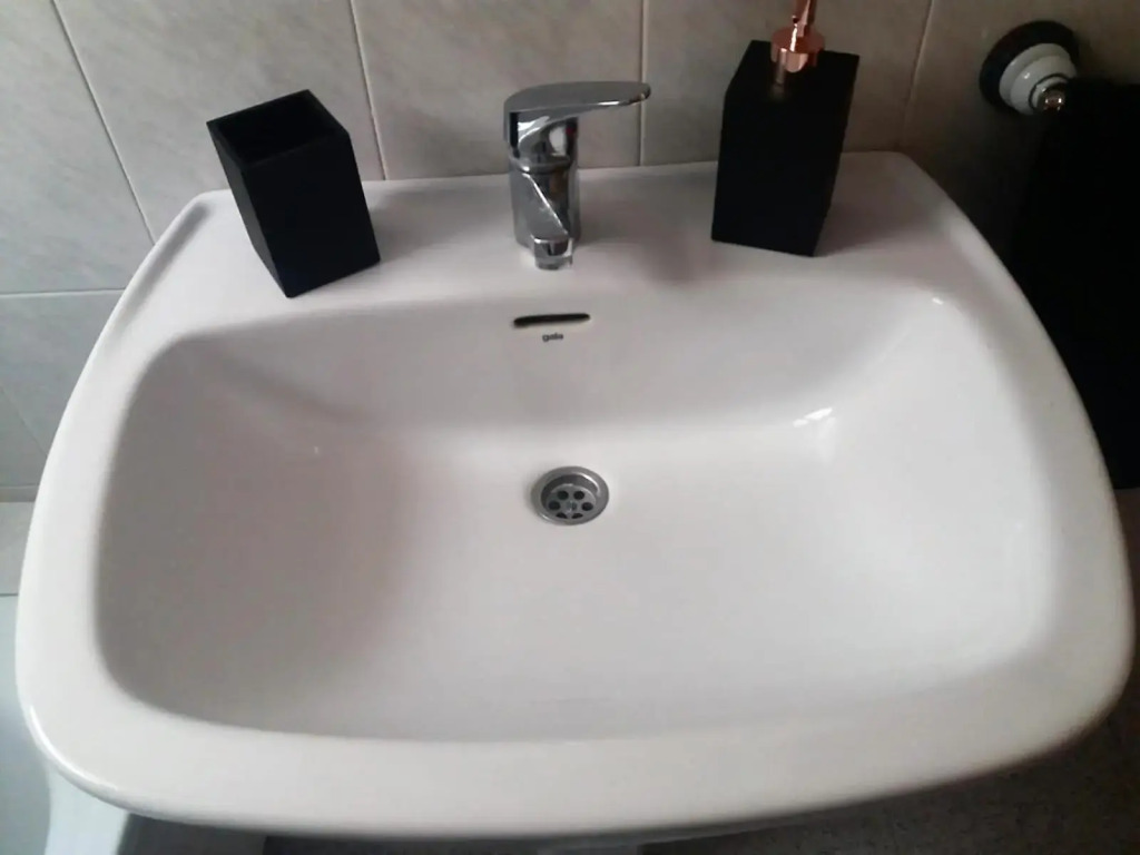AMAZING SUNNY FLAT WITH BALCONY POOL two MINS FROM THE BEACH