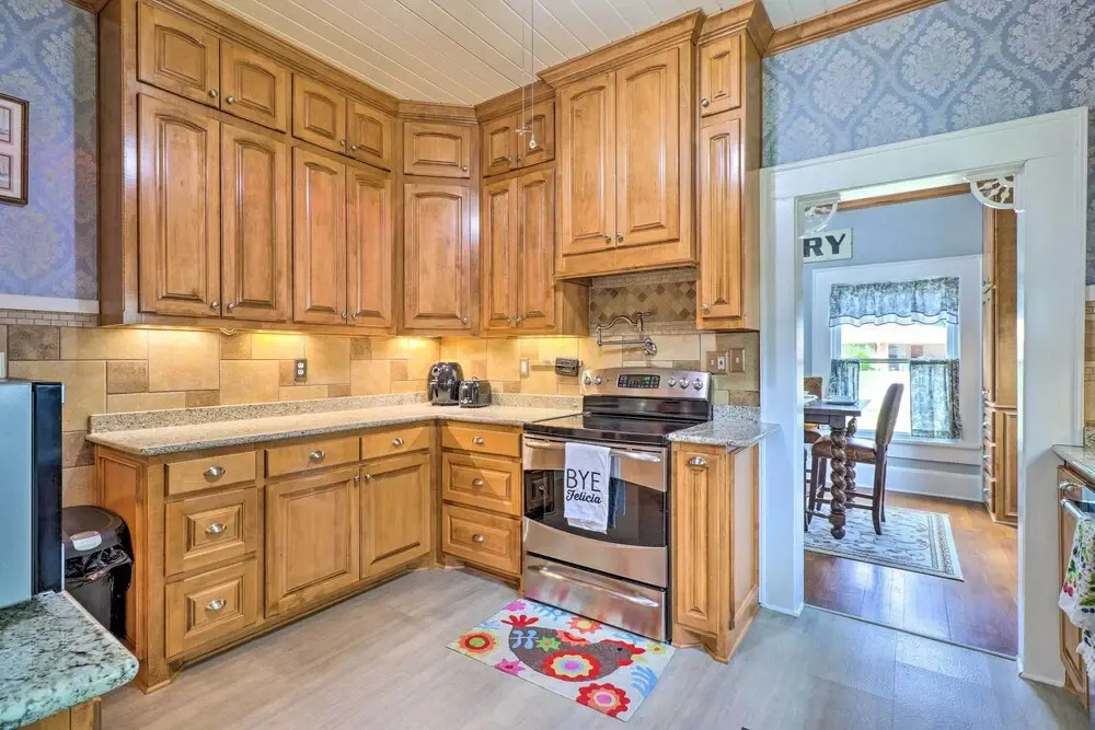 1920s Corsicana Home: Group Getaway Near Downtown!