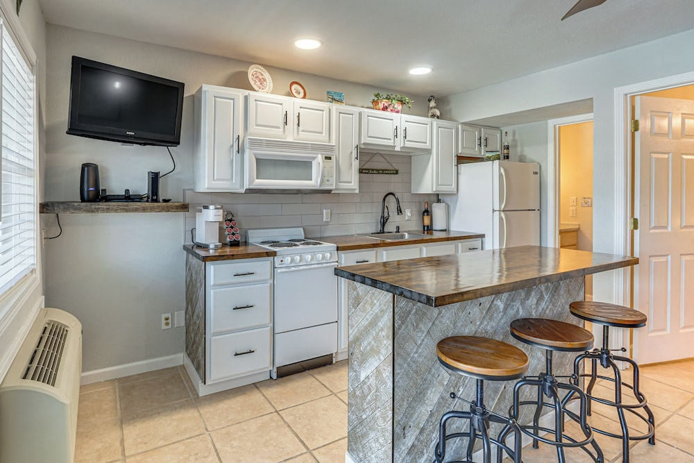 Cozy Lake Ozark Villa w/ Main Channel Views