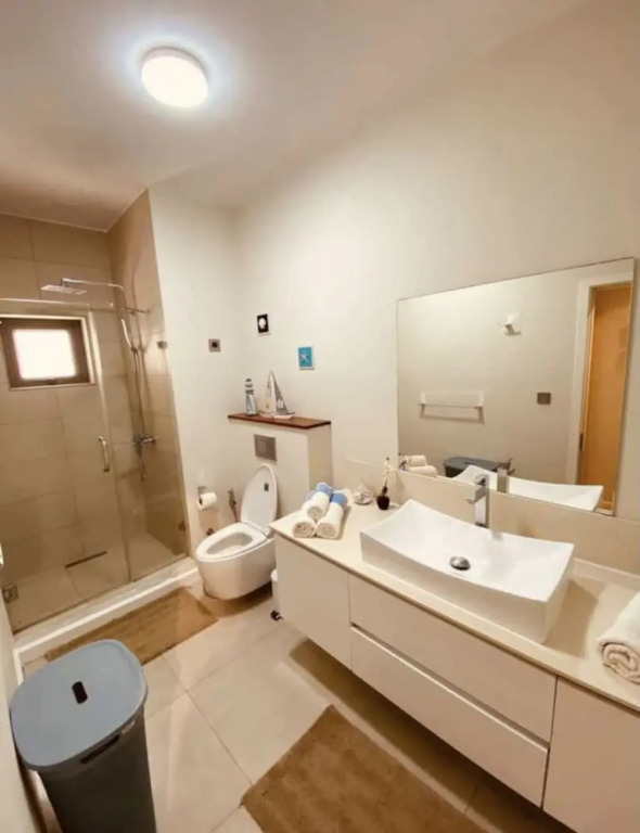 Modern 2-bed Sleeps 4 With Balcony